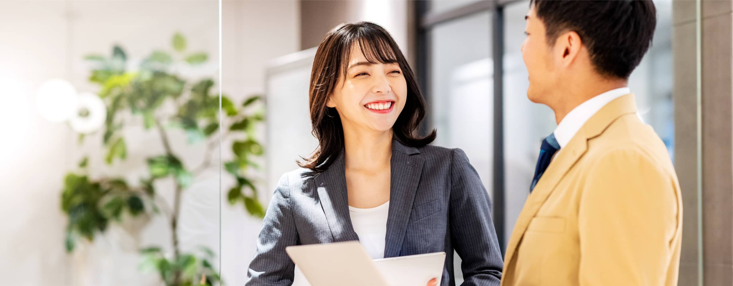 男性と会話している笑顔の女性