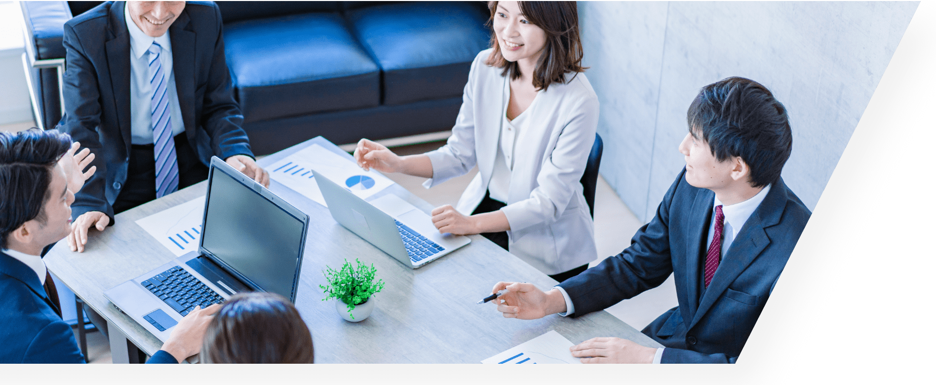 会議中の社員