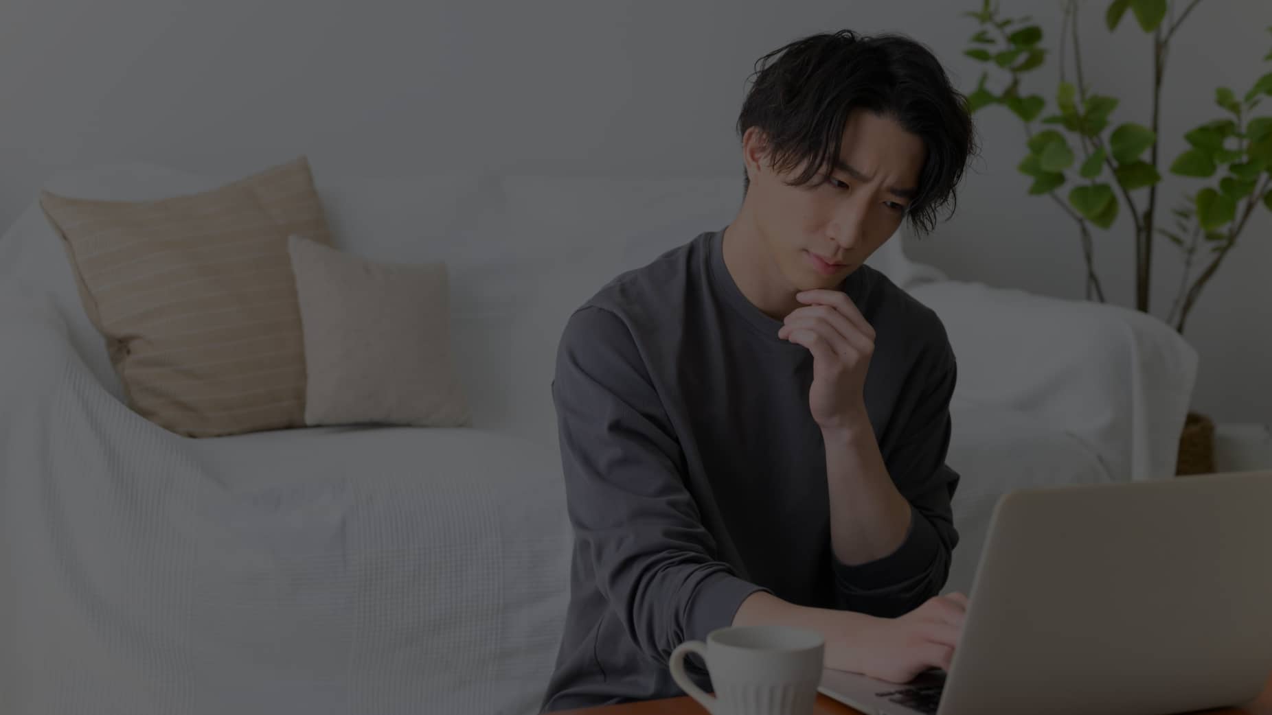 悩んでいる男性